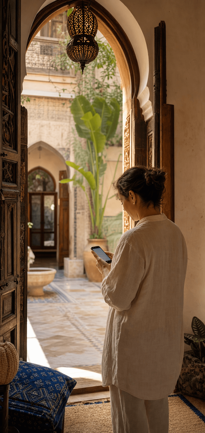 مضيفة تقرأ رسالة ضيف في فناء رياض